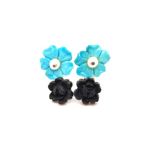 2 Pairs Of Flower Studs - Picture 1 of 6